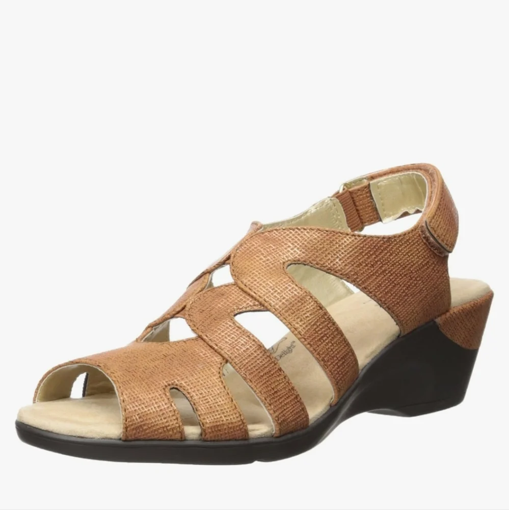 NWOT,  Soft Style Patsie, sandals, size  7.5 narrow, bronze
